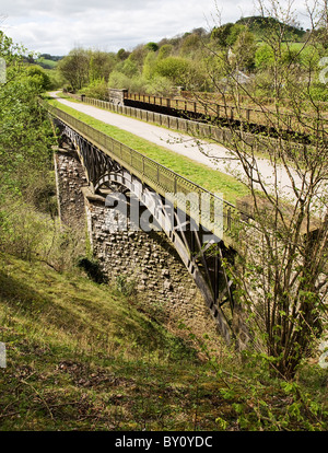 Viaduc de chemin de fer désaffectée sur la rivière Wye à Millers Dale dans le Derbyshire Peak District portant le Monsal Trail sentier Banque D'Images