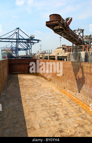 Convoyeur de chargement des barges d'agrégats exporter au Royaume-Uni. Kent Banque D'Images