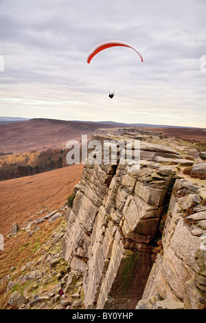 Vol en parapente le long de Stanage Edge dans le Peak District du Derbyshire près de Beeley Banque D'Images
