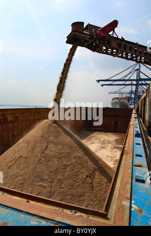 Convoyeur de chargement des barges d'agrégats exporter au Royaume-Uni. Kent Banque D'Images