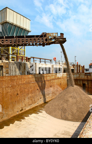 Convoyeur de chargement des barges d'agrégats exporter au Royaume-Uni. Kent Banque D'Images