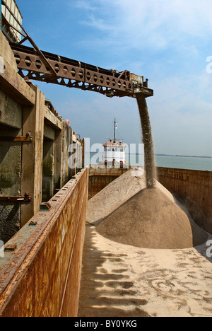 Convoyeur de chargement des barges d'agrégats exporter au Royaume-Uni. Kent Banque D'Images