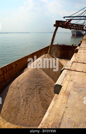 Convoyeur de chargement des barges d'agrégats exporter au Royaume-Uni. Kent Banque D'Images