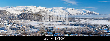 Panorama urbain de Stirling en hiver. Vue vers le Monument William Wallace, Dumyat et les Ochils, Stirling, Ecosse, Royaume-Uni. Banque D'Images