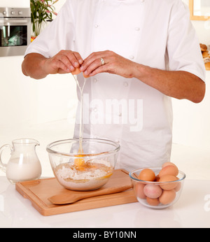 CHEF MAKING BATTER MIX Banque D'Images