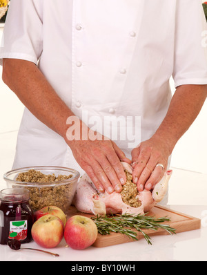 Remplissage CHEF POULET AVEC DU PAIN ET DES FRUITS FARCE Banque D'Images