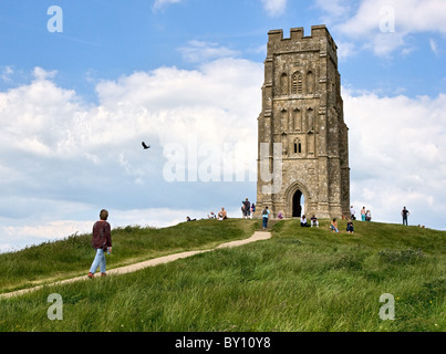 Femme et raven à St. Michaels sur le sommet de la tour de Tor de Glastonbury dans le Somerset en Angleterre Banque D'Images