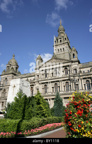 Ville de Glasgow, en Écosse. Vue d'été pittoresque de George Square avec le cénotaphe City Chambers dans l'arrière-plan. Banque D'Images