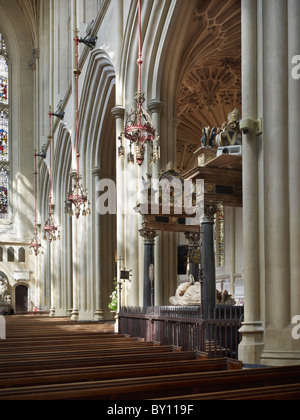 L'Abbaye de Bath, nef à l'ouest, avec l'arcade nef et tombeau de l'évêque James Montagu. L'architecture gothique perpendiculaire. Banque D'Images