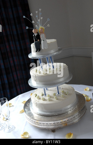 Vue générale d'un rond blanc 3 gâteau de mariage d'argent à la réception sur le stand