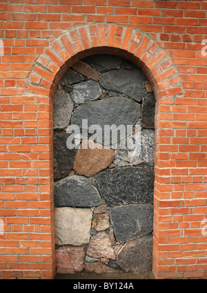 Mur de brique dans la porte menant à nulle part Banque D'Images