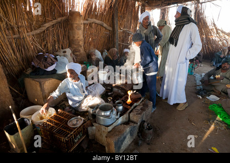 Hommes parler et le thé dans l'aire de repos à Louxor Egypte Afrique du marché aux chameaux Banque D'Images