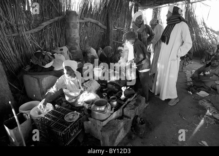 Image en noir et blanc d'hommes parler et le thé dans l'aire de repos à Louxor Egypte Afrique du marché aux chameaux Banque D'Images