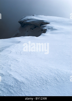 Une corniche de neige sur Foel Snowdonia, Goch Banque D'Images