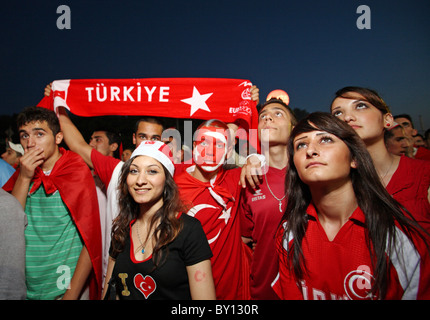 1,6 km de ventilateur à Berlin à l'Germany-Turkey jeu en demi-finale, Berlin, Allemagne Banque D'Images