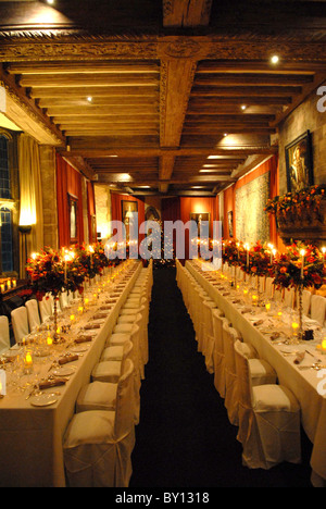 Salle de banquet dans le château de Leeds par la lumière de bougie Banque D'Images