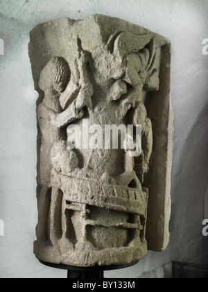 L'Abbaye de Bath, Somerset. Fragment de sculpture romane à partir de la cathédrale normande, éventuellement, représentant le martyre de Saint Laurent Banque D'Images