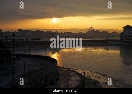 Lever du soleil à Weston Super Mare, Angleterre Banque D'Images