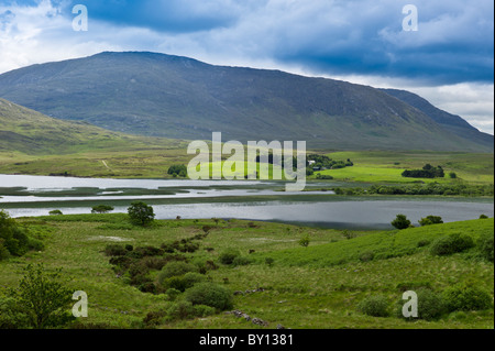 Ferme au pied de la montagnes Maamturk près de Maam, Connemara, comté de Galway, Irlande Banque D'Images