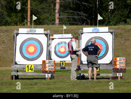 Juges vérifiant les cibles officielles de tir à l'arc de la FITA dans une compétition avant le début du prochain tour , Finlande Banque D'Images