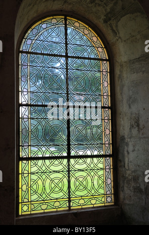 Jolie Fenêtre avec cadre en métal au plomb dans l'Abbaye de l'abbaye de Fontenay Bourgogne France Banque D'Images
