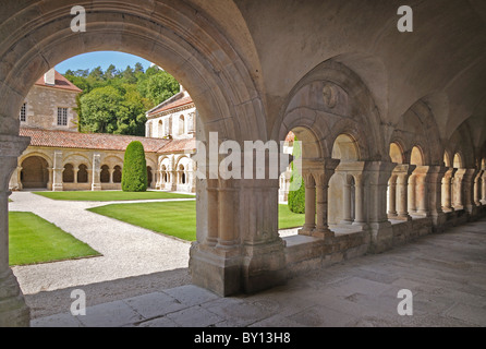 L'intérieur du cloître de l'Abbaye de l'abbaye de Fontenay Bourgogne France Banque D'Images