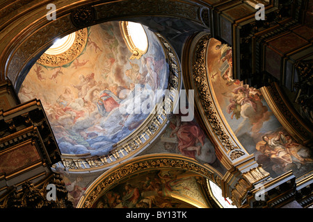 Coupole et l'intérieur des fresques dans l'église de Sainte Marie Madeleine, Santa Maria Magdalena, à Rome Banque D'Images