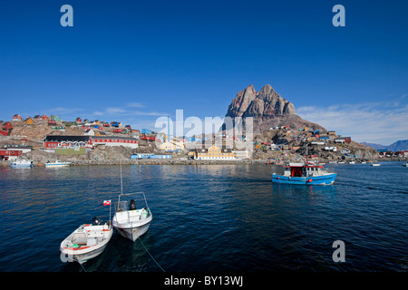 Uummannaq village aux maisons colorées et des bateaux de pêche en face de coeur Mountain, North-Greenland, Groenland Banque D'Images