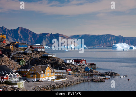 Uummannaq village aux maisons colorées et des icebergs dans le fjord, North-Greenland, Groenland Banque D'Images