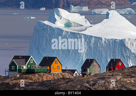 Uummannaq village aux maisons colorées et des icebergs dans le fjord, North-Greenland, Groenland Banque D'Images