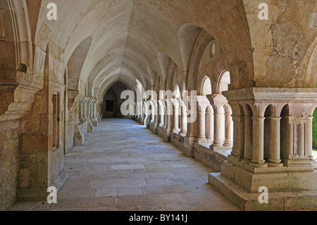 Le Cloître de l'Abbaye de Fontenay Bourgogne France cloître Abbaye de Fontenay 0P Banque D'Images