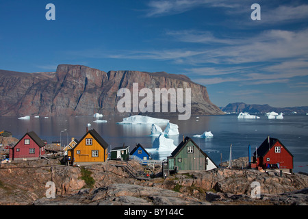 Uummannaq village aux maisons colorées et des icebergs dans le fjord, North-Greenland, Groenland Banque D'Images