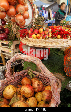 Scène de vie encore dans le Campo dei Fiori à Rome de grenades, des oignons et des piments en vente du market stall Banque D'Images