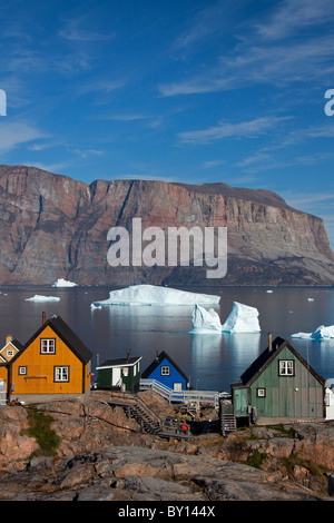 Uummannaq village aux maisons colorées et des icebergs dans le fjord, North-Greenland, Groenland Banque D'Images