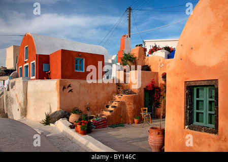 Santorin, maisons colorées de Foinikia village, un "secret caché" très proche de la beaucoup plus célèbre et 'flashy' village de Oia Banque D'Images