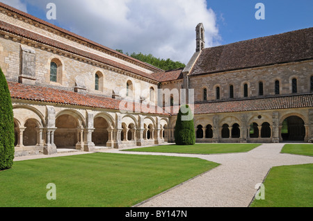 Les pelouses d'herbe verte à l'intérieur du cloître de l'Abbaye de l'abbaye de Fontenay Bourgogne France Banque D'Images