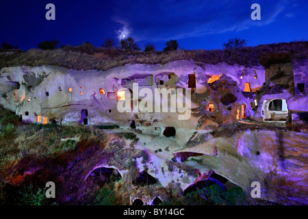 La Cappadoce. Certains 'cavehouses» rock (cut) dans une belle vallée à côté d'Ayvali village. Banque D'Images