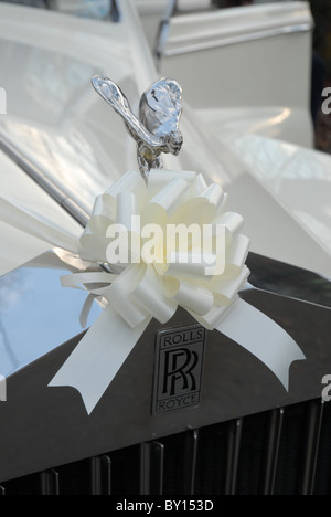 Une vue générale de l'esprit de l'Ecstasy sur le radiateur d'une Rolls Royce vintage blanc durant un mariage Banque D'Images