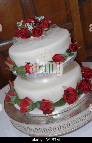 Deux gâteau de mariage décoré avec des roses rouges Banque D'Images