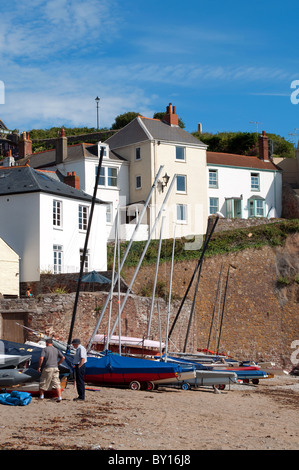 Bateaux amarrés sur la petite plage de Cawsand à Cornwall, UK Banque D'Images