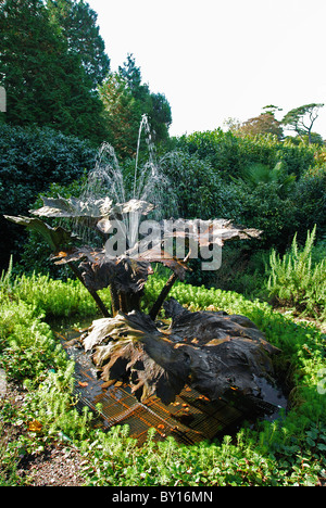 Une fontaine sculptée en cuivre à Trebah gardens, près de Falmouth en Cornouailles, Royaume-Uni Banque D'Images