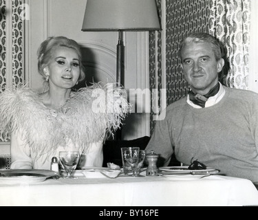 ZSA Zsa Gabor Hungarian-American Film, TV et comédienne avec son cinquième mari Joshua S Cosden (1966-1967) mariés Banque D'Images