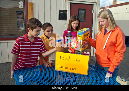 Plusieurs projets culturels raciale ethnique diversifiée sur le plan racial groupe multiculturel Middle school kids de collecter des aliments personnes © Myrleen M. Pearson Banque D'Images