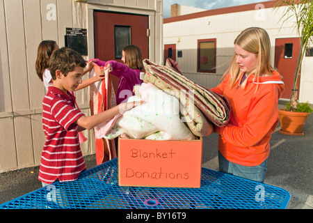 La diversité raciale multi multi ethniques raciales diversifiées groupe multi culturel multiculturel Middle school kids collecter des couvertures pour les personnes nécessiteuses. M. © Banque D'Images