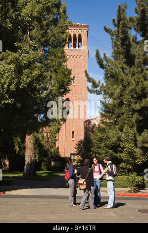 Elk238-X087v Californie, Chico, California State University, Chico bâtiments du campus avec les étudiants Banque D'Images