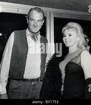 ZSA Zsa Gabor Hungarian-American Film, TV et comédienne avec son cinquième mari Joshua S Cosden (1966-1967) mariés Banque D'Images