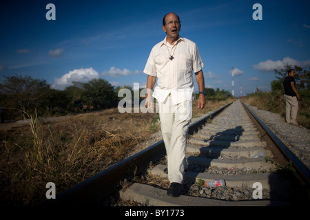 Prêtre catholique, Alejandro Solalinde promenades dans la ligne de chemin de fer à Ixtepec, État de Oaxaca, Mexique. Banque D'Images