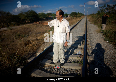 Prêtre catholique, Alejandro Solalinde promenades dans la ligne de chemin de fer à Ixtepec, État de Oaxaca, Mexique. Banque D'Images