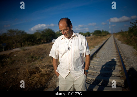 Prêtre catholique, Alejandro Solalinde promenades dans la ligne de chemin de fer à Ixtepec, État de Oaxaca, Mexique. Banque D'Images