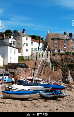 Yachts amarrés sur la petite plage de Cawsand à Cornwall, UK Banque D'Images